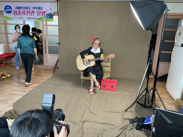 청춘사진관에서 사진촬영을 하고 있는 광도면 창포마을 주민/ 사진제공=통영시