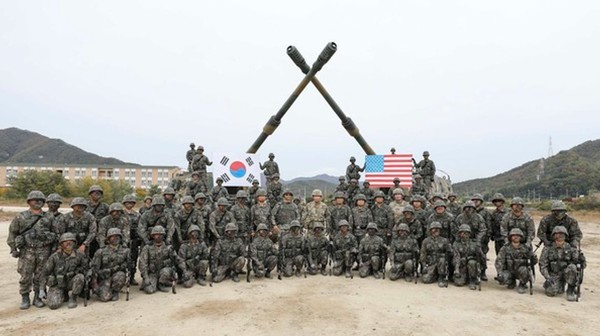 로버트 에이브럼스 한미연합사령관 겸 주한미군사령관이 지난해 10월 초 포천에서 한국군 제5포병여단 실사격훈련을 참관해 연합동맹을 기념하며 촬영하고 있다. /사진출처=주한미군