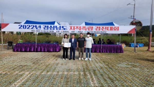 제1회 경상남도 지적측량 경진대회에서 우수상을 수상한 거제시 토지정보과 팀원들/ 사진제공=거제시