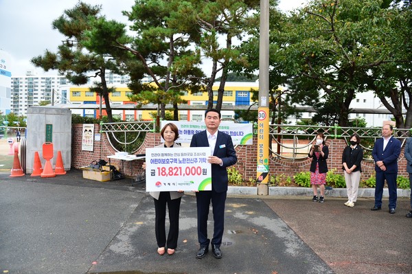 ‘민관이 함께하는 안심 등학굣길 조성사업’은 통학로를 걷는 아동의 시선으로 통학로를 조사하고 개선하는 활동이다. 왼쪽부터 / 사진제공=거제시
