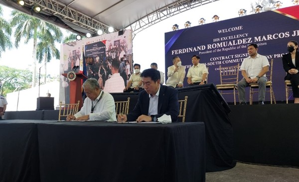 필리핀 페르디난드 마르코스 주니어 대통령(왼쪽)과 롯데건설 김종수 토목사업본부장(오른쪽)이 계약서에 서명하고 있는 모습./사진제공=롯데건설