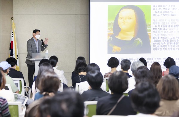 휴먼북으로 등록 강의하는 이상일 시장 /제공=용인시
