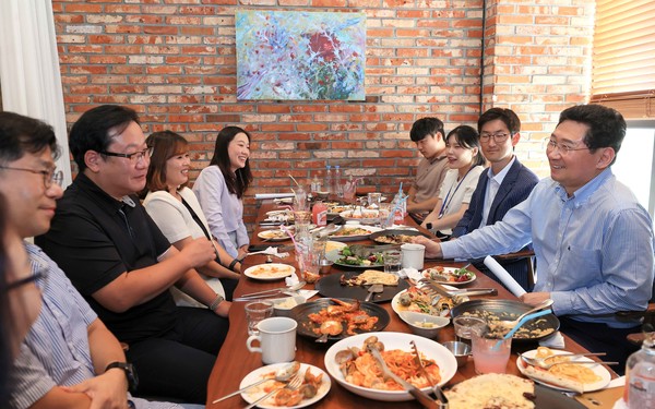 점심시간 활용 직원들과 오찬 /제공=용인시