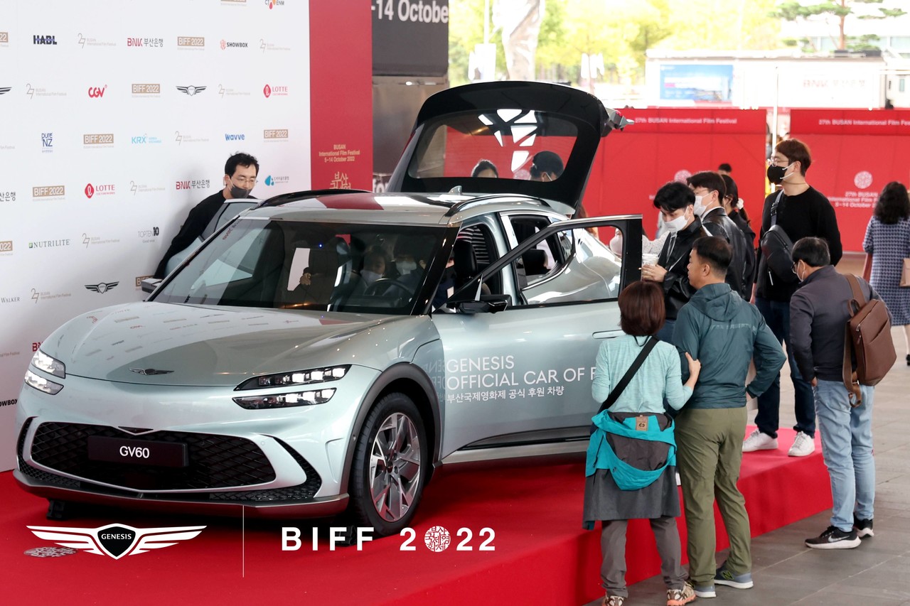 부산국제영화제 공식 포토월에 전시된 제네시스 GV60 /사진제공=(사)부산국제영화제