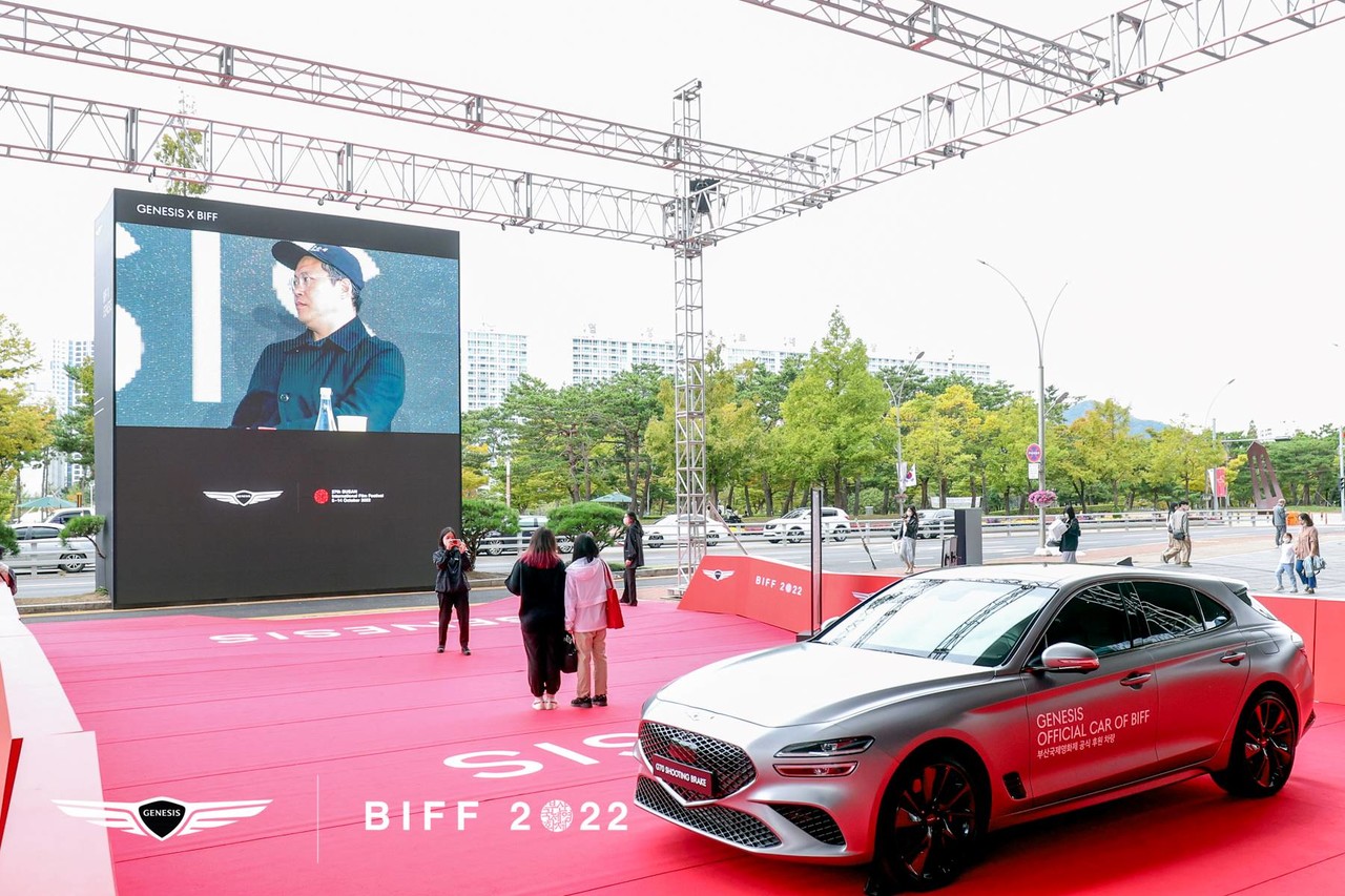 제네시스 미디어타워, 포토월에 전시된 G70 슈팅 브레이크 /사진제공=(사)부산국제영화제