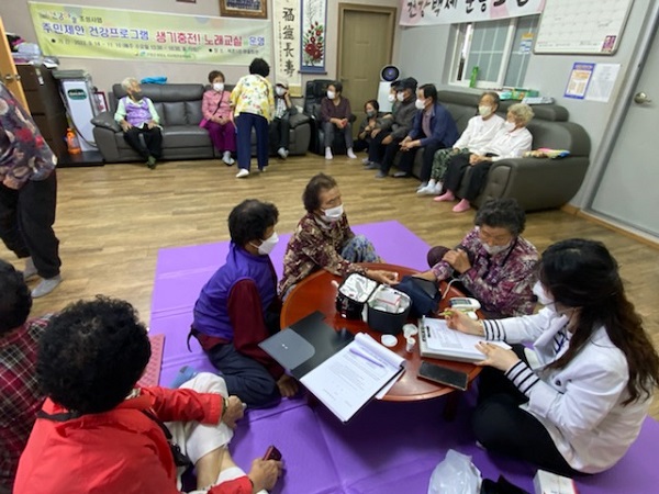 우리마을 건강지킴이 마을주치의 이용자들 /사진제공=고령군