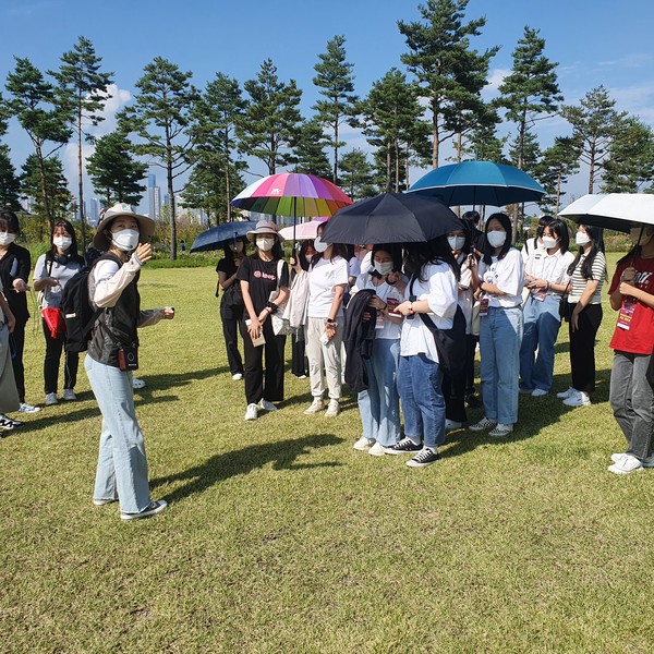 '제17기 생물다양성 청소년 캠프'에서 학생들이 해설사의 설명을 듣고 있다. /사진=민명기 학생기자