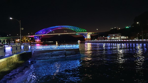 충무교와 미수 해녀상/ 사진제공=통영시