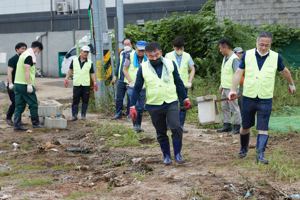 시의회 의원들 수해복구 현장 ‘구슬땀’ /사진제공=용인시의회