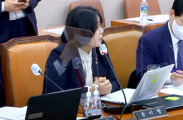 윤미향 의원은 항만공사들의 미세먼지 저감 노력과 AMP 활용이 매우 부족하다고 지적했다.