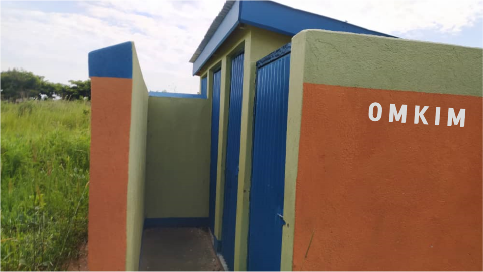 옮김의 후원으로 지어진 화장실 덕분에 우간다 아무루 지역 아이들이 위생에 대한 안전한 장소를 보장받게 됐다.