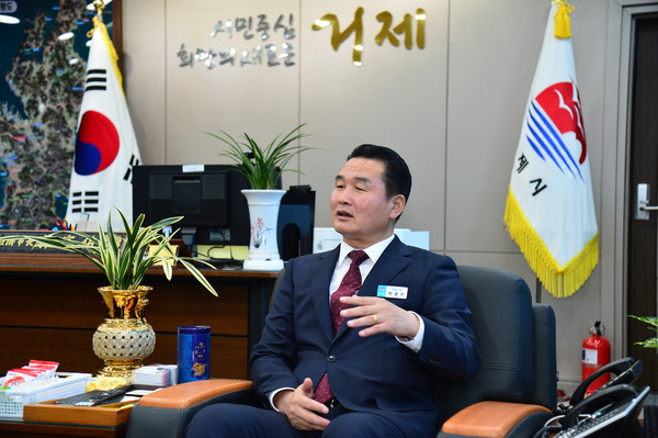 “시민 의견 수렴해 거제중앙도서관 신축하겠다”고 발표하는 박종우 거제시장/ 사진=거제시