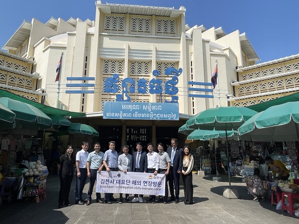캄보디아를 방문한 김천시 현장방문단 /사진제공=김천시