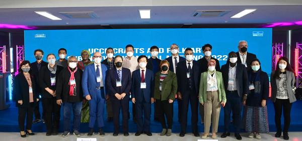 진주시에서 열린 유네스코 창의도시 공예 및 민속예술 서버 네트워크 회의 참석자들   /사진제공=진주시