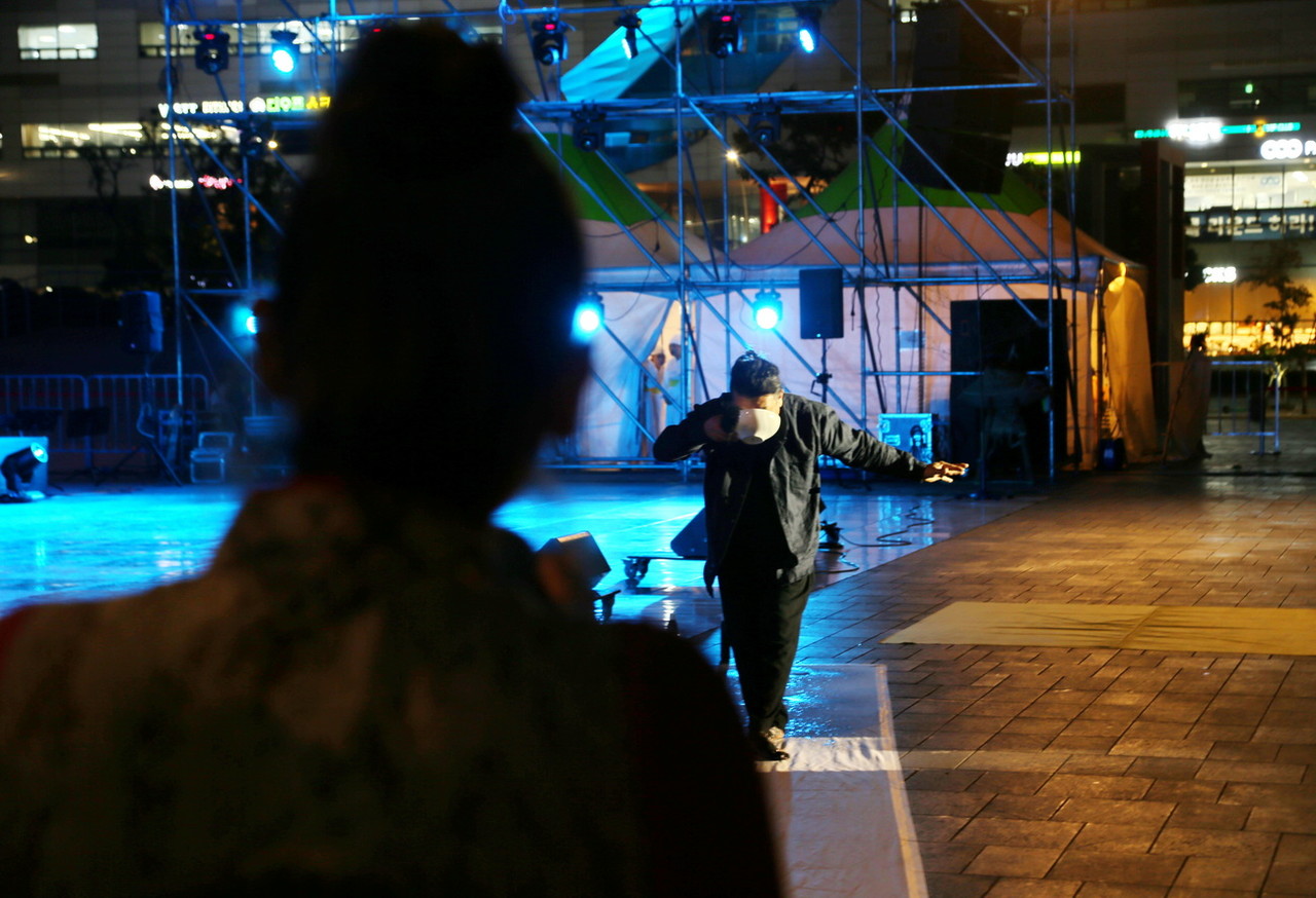 전시퍼포먼스하는 성백 전시감독 /사진=권영길 기자