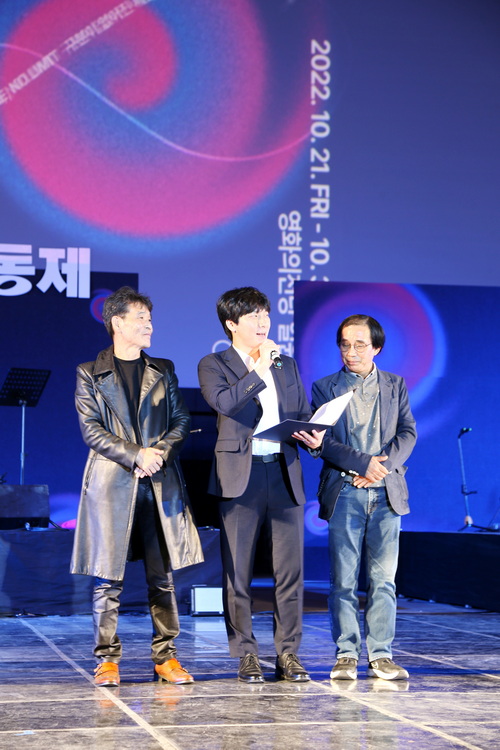 개막선언하는 광주·부산·울산민예총 이사장 /사진=권영길 기자