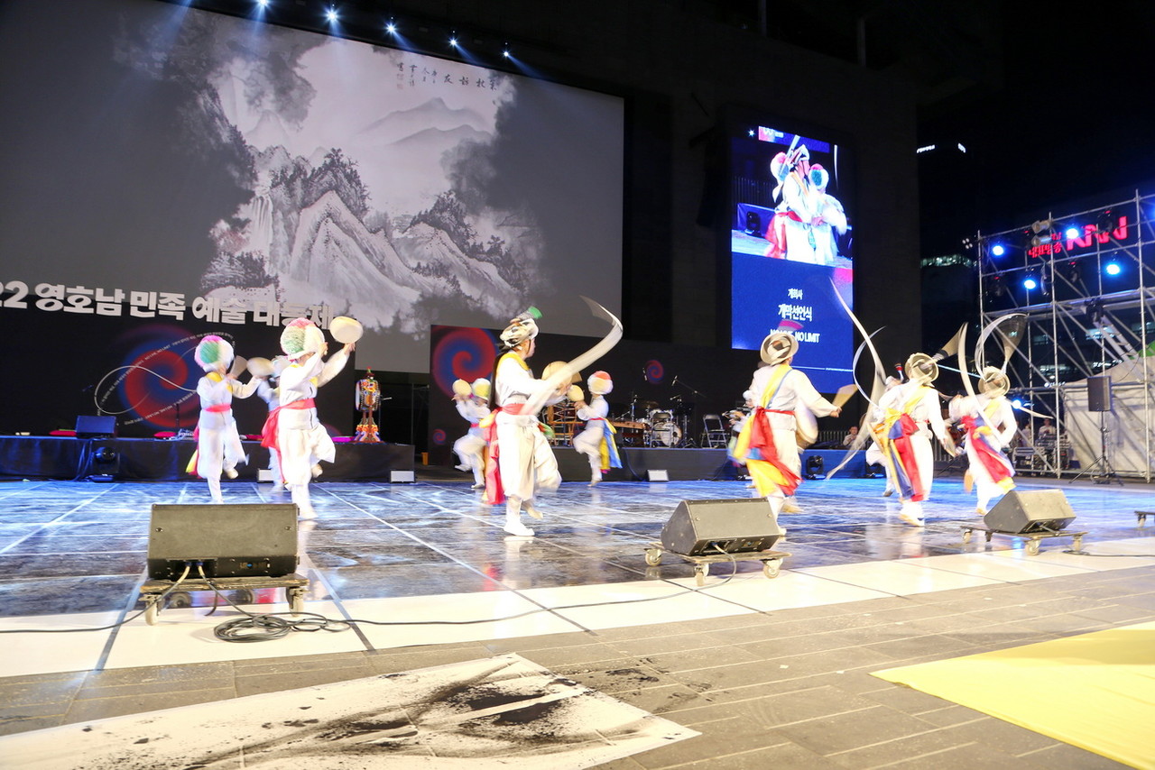 부산민예총 풍물굿위원회의 사물판굿 /사진=권영길 기자