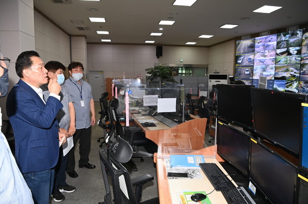 추석을 앞두고 도시안전통합센터를 방문한 이재준 수원시장 /제공=수원시