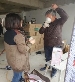 민간위탁기관에서 사업장을 방문해 미세먼지 마스크를 전달하고 올바른 착용법 등을 알려주고 있다. /사진제공=고용노동부