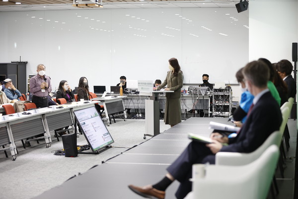 청중 질문과 온·오프라인 토론자 발표 형태로 열린 국제기후금융·산업컨퍼런스 /사진제공=인천연구원 기후환경연구센터