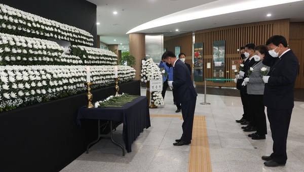 염종현 의장, ‘이태원 사고 합동분향소’ 조문 /제공=경기도의회