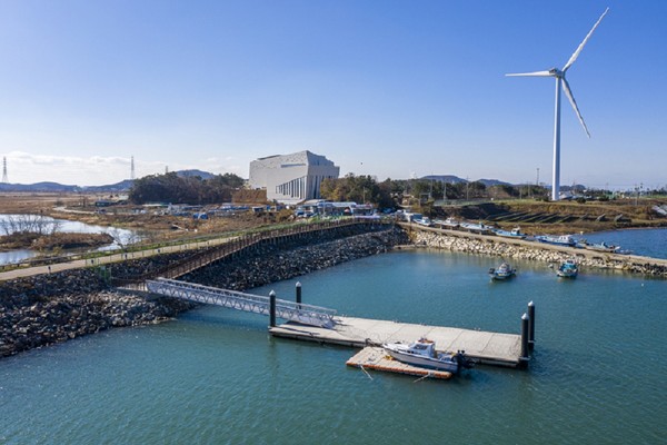 대부도 초입에 위치한 경기해양박물관과 풍력발전기  /사진제공=안산시