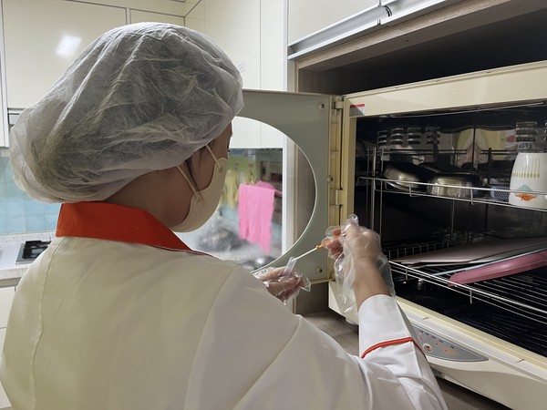 이천시 어린이급식관리지원센터는 11월 7일부터 관내 어린이급식소 중 문제 해결이 필요한 업소에 대해 ‘자외선 소독기 문제해결 서비스’ 사업을 실시한다 /사진제공=이천시 