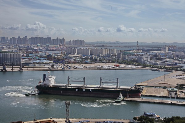 우리나라 서비스수지의 약 31%를 차지(2021년 기준)하고 있는 해운수지는 한진해운 파산, 해운 불황 등의 여파로 2016년부터 2020년까지 적자를 기록하다 2021년 흑자로 전환됐다. /사진제공=해양수산부