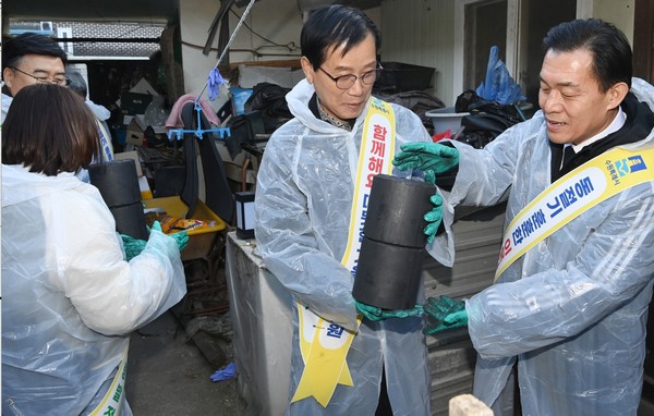 이재준 수원시장이 연탄을 옮기고 있다 /제공=수원시