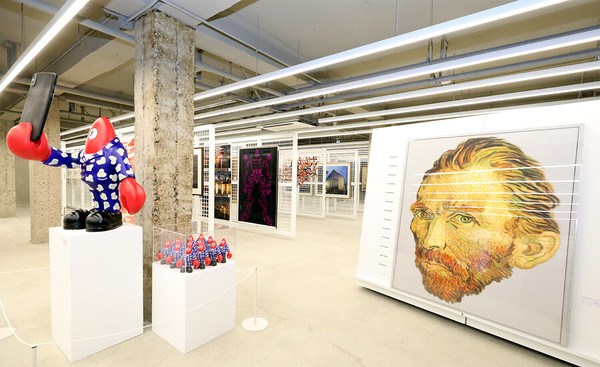 하나은행은 손님들에게 색다른 경험과 차별화된 아트뱅킹 서비스를 제공하기 위한 개방형 수장고 H.art1(하트원)을 8일 오후 개관했다. 서울 중구 을지로 167 소재 H.art1 건물 2층 전시관에 110여 점의 유명 작품들이 전시되어 있다./사진제공=하나은행