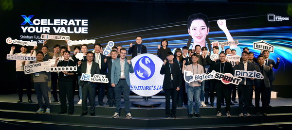 신한금융그룹(회장 조용병)은 9일 오후 서울 광화문에 위치한 포시즌스 호텔에서 ‘Xcelerate Your Value’를 테마로 한 『2022 신한 퓨처스랩 데모데이』 행사를 개최했다고 10일 밝혔다. 이날 행사에 참석한 신한금융그룹 및 스타트업 관계자들이 기념촬영을 하고 있다./사진제공=신한금융그룹