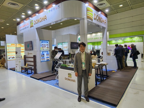 '대한민국 ESG친환경 대전' 에 마련된 부스에서 황재순 대표 /사진=박선영 기자