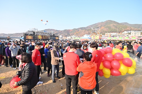 청송사과축제 황금사과를 찾아라 참가자들 /사진제공=청송군