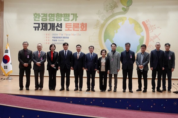 본 토론회에 참석한 관계자들이 기념 촬영을 하고 있다. /사진=김인성 기자