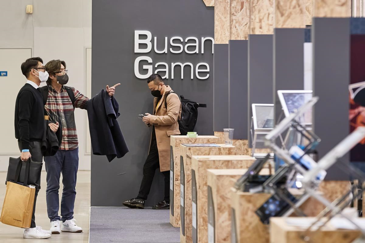 2021 지스타 부산공동관 을 둘러보는 관람객 /사진제공=(재)부산정보산업진흥원