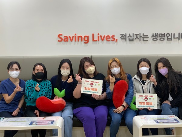 헌혈의집부천센터 담당간호사(좌측)와 부천북초등학교 헌혈동행에 참여한 학부모들 및 선생님