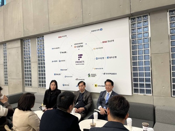 이용빈 국회의원이 이날 행사에 참석한 광주지역 스타트업 업체 대표들과 진행한 차담회  /사진=환경일보DB