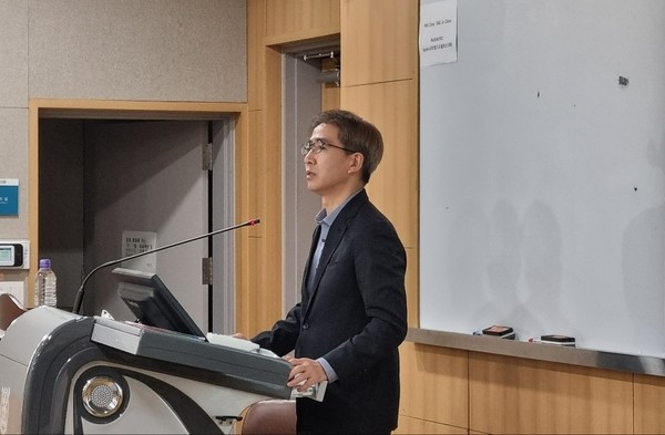 홍종호 서울대학교 환경대학원 교수가 ‘대한민국 탄소중립 비전과 대학의 역할’를 주제로 기조 발제 하고 있다. /사진=박준영 기자