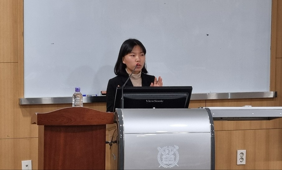 윤채림 서울대학교 환경동아리연합회의 의장이 ‘학생들의 관점에서 본 대학 탄소중립의 필요성 및 과제’를 주제로 발제 하고 있다. /사진=박준영 기자