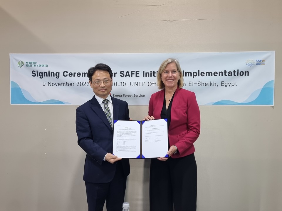 산림청과 유엔환경계획(UNEP) 취약산림생태계복원 이니셔티브 사업 약정식 (왼쪽부터 박은식 국장과 수잔 가드너 UNEP 국장) /사진제공=산림청