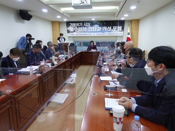 18일 국회에서 열린 ‘기후위기 시대 홍수재해 진단과 개선 국회포럼’ 전경 /사진=김인성 기자