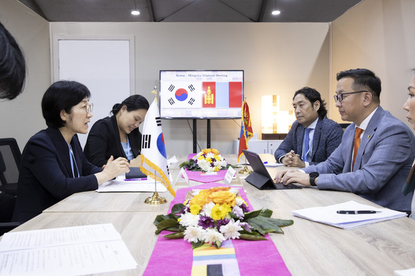 몽골 환경관광부 장관과 양자회담 : 한화진 환경부장관이 이집트 샤름엘셰이크에서 바트울지 바트에르덴(Bat-Ulzii, BAT-ERDENE) 몽골 환경관광부 장관과 만나 NDC 이행과 기후변화 대응을 공유하고 양국간 환경협력 활성화 방안을 논의하고 있다. /사진제공=환경부