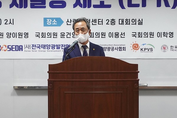 한국태양광산업협회 홍성민 회장은 조속히 태양광 재사용 및 재활용 제도운영 주체 선정을 마무리해야 한다고 강조했다. /사진=김인성 기자