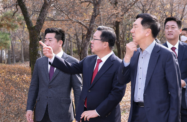대전 방위산업 신축 예정부지에 김기현 전 국민의힘 원내대표(오른쪽)가 방문해 이장우 대전시장(왼쪽 두번째)이 현장 설명을 하고있다 /사진제공=대전시