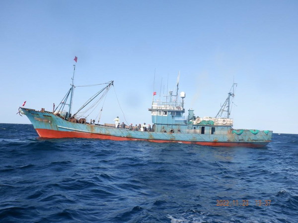 우리 수역 입어 관련 규정을 위반한 혐의가 있는 불법 어업 중국 타망어선 2척을 나포했다. /사진제공=해양수산부