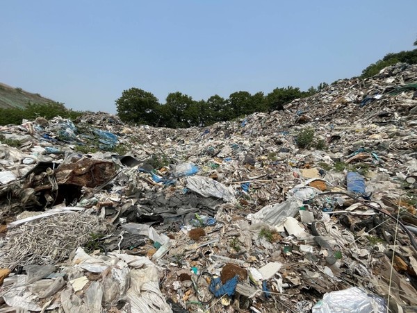 현재까지 방치돼 있는 수도권매립지 인근 서구 왕길동에 위치한 쓰레기산 /사진제공=인천녹색연합