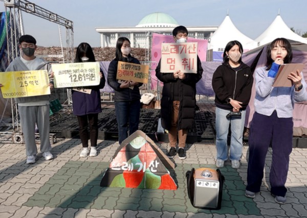 불법 투기꾼들에 의한 쓰레기산의 환경오염 및 혈세 낭비에 대한 심각성을 전하기 위해 25일 국회의사당 앞에서 청년환경단체인 지지배가 퍼포먼스를 진행했다. /사진=김인성 기자