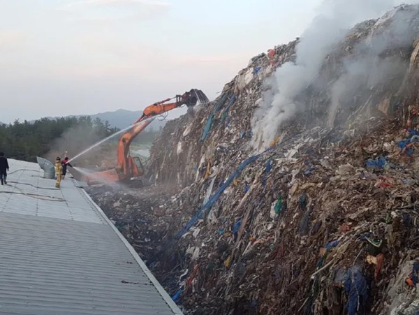경북 의성군 단밀면 폐기물 사업장에서 나는 악취와 먼지 등으로 인한 주민들의 고통이 수년째 이어지고 있는 가운데, 지난 2018년 자연 발화로 추정되는 화재로 소방당국이 불길을 잠재우고 있다. /사진제공=의성소방서