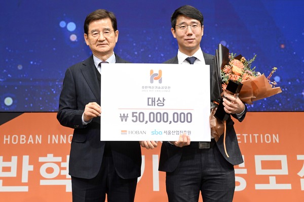2022 호반혁신기술공모전 대상 기념촬영(사진 왼쪽 김선규 호반그룹 회장, 오른쪽 ㈜휴젝트 성모세 대표)./사진제공=호반그룹