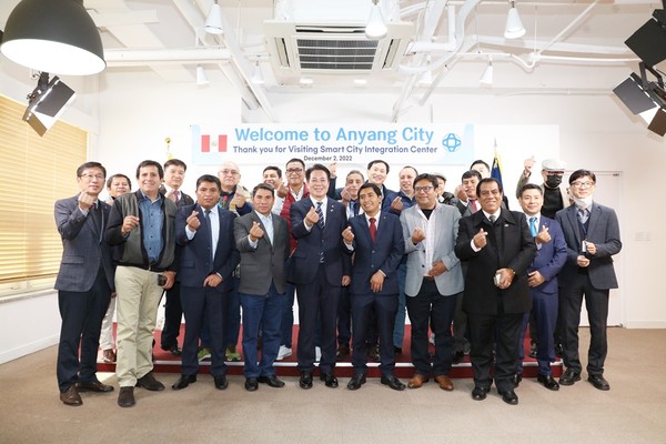 페루의 현직 시장과 시장 당선인, 기업인 등 16명으로 구성된 페루경제교류사절단이 스마트시티 벤치마킹을 위해 지난 2일 안양시를 방문했다 /사진제공=안양시 